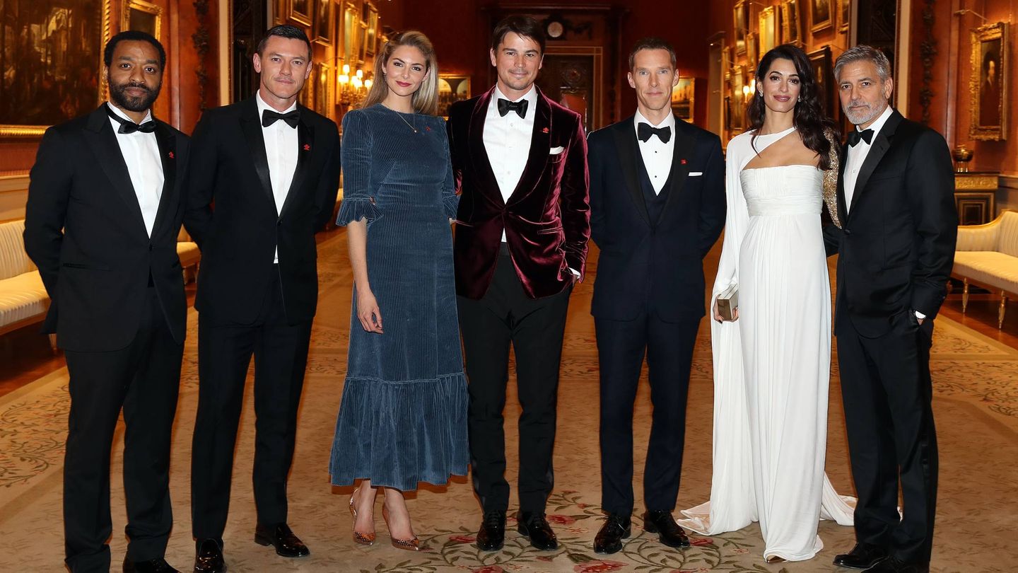 Invitados a la cena benéfica de The Prince's Trust en Buckingham Palace. De izquierda a derecha: Chiwetel Ejiofor, Luke Evans, Tamsin Egerton, Josh Hartnett, Benedict Cumberbatch, Amal Clooney y George Clooney. (Getty)