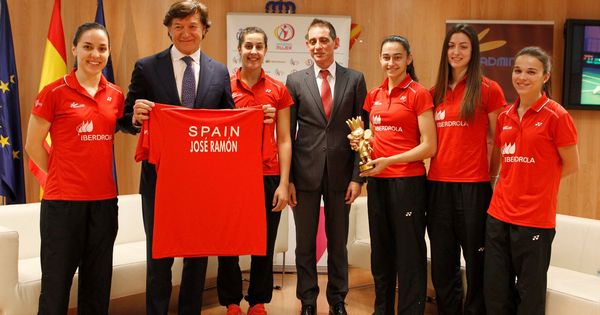 Foto: Recepción en el Consejo Superior de Deportes al equipo español de bádminton tras el último Europeo. (EFE)