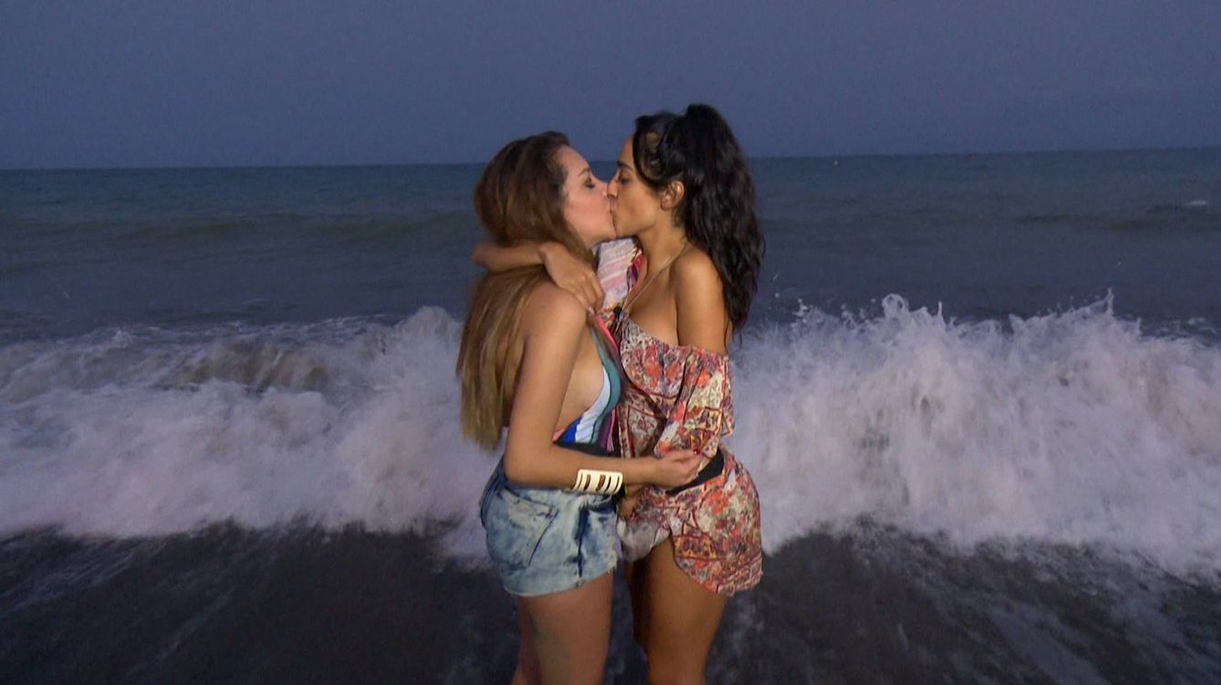 Foto: Karime y Mane besándose en el mar en 'MTV Super Shore 2' (MTV)