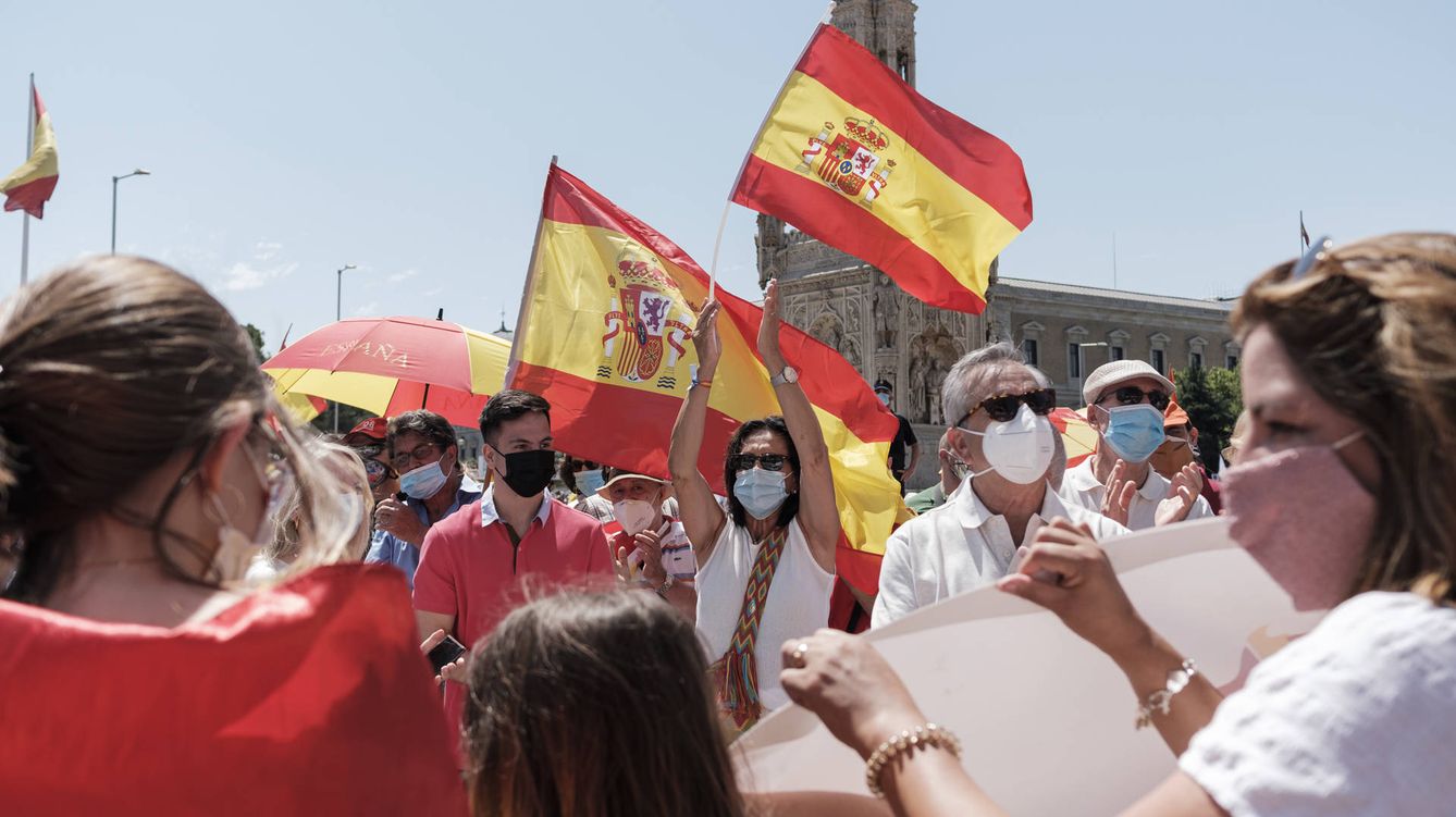 Foto: Manifestantes con banderas de España durante la protesta en la Plaza de Colón, Madrid. (Sergio Beleña)