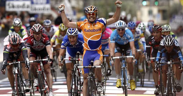 Foto: Óscar Freire ganó tres veces la Milán-San Remo. En la imagen, su victoria en 2007. (Reuters)