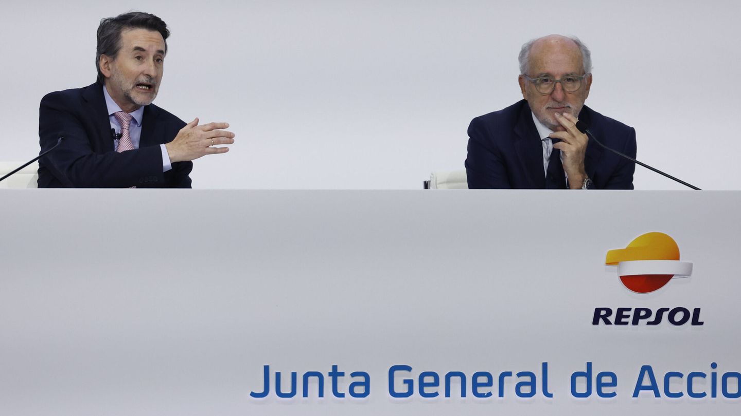 El presidente de Repsol, Antonio Brufau (d), y el CEO, Josu Jon Imaz. (EFE/Javier Lizon)