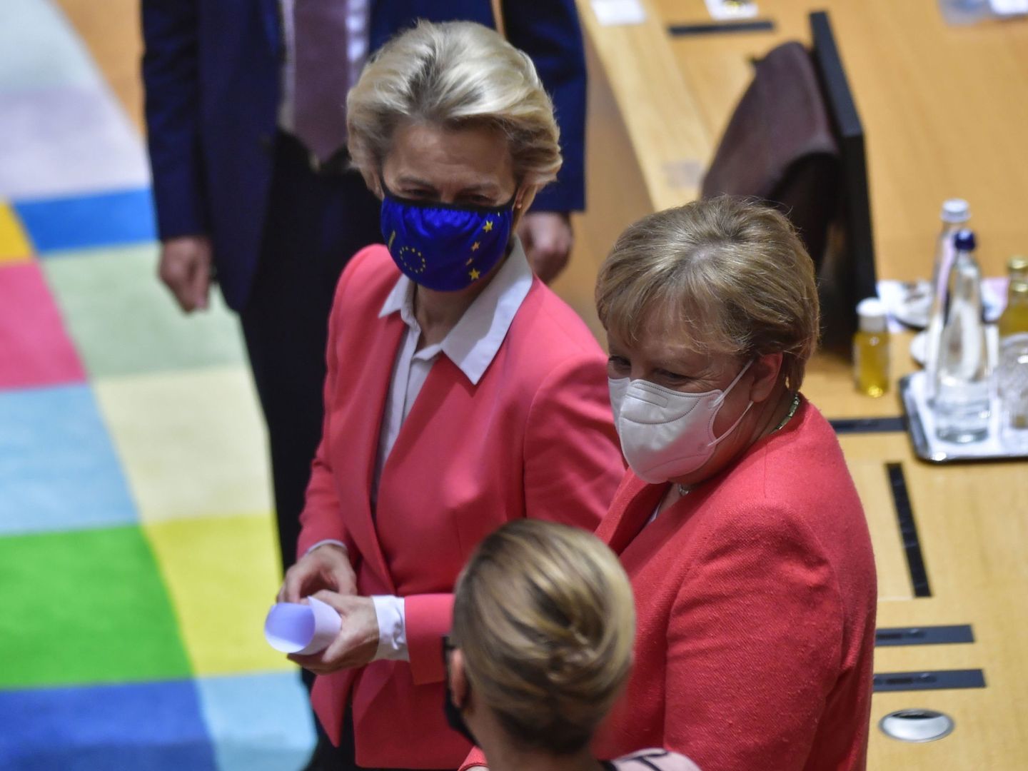 La presidenta de la Comisión Europea y la canciller alemana durante el último Consejo Europeo. (Reuters)