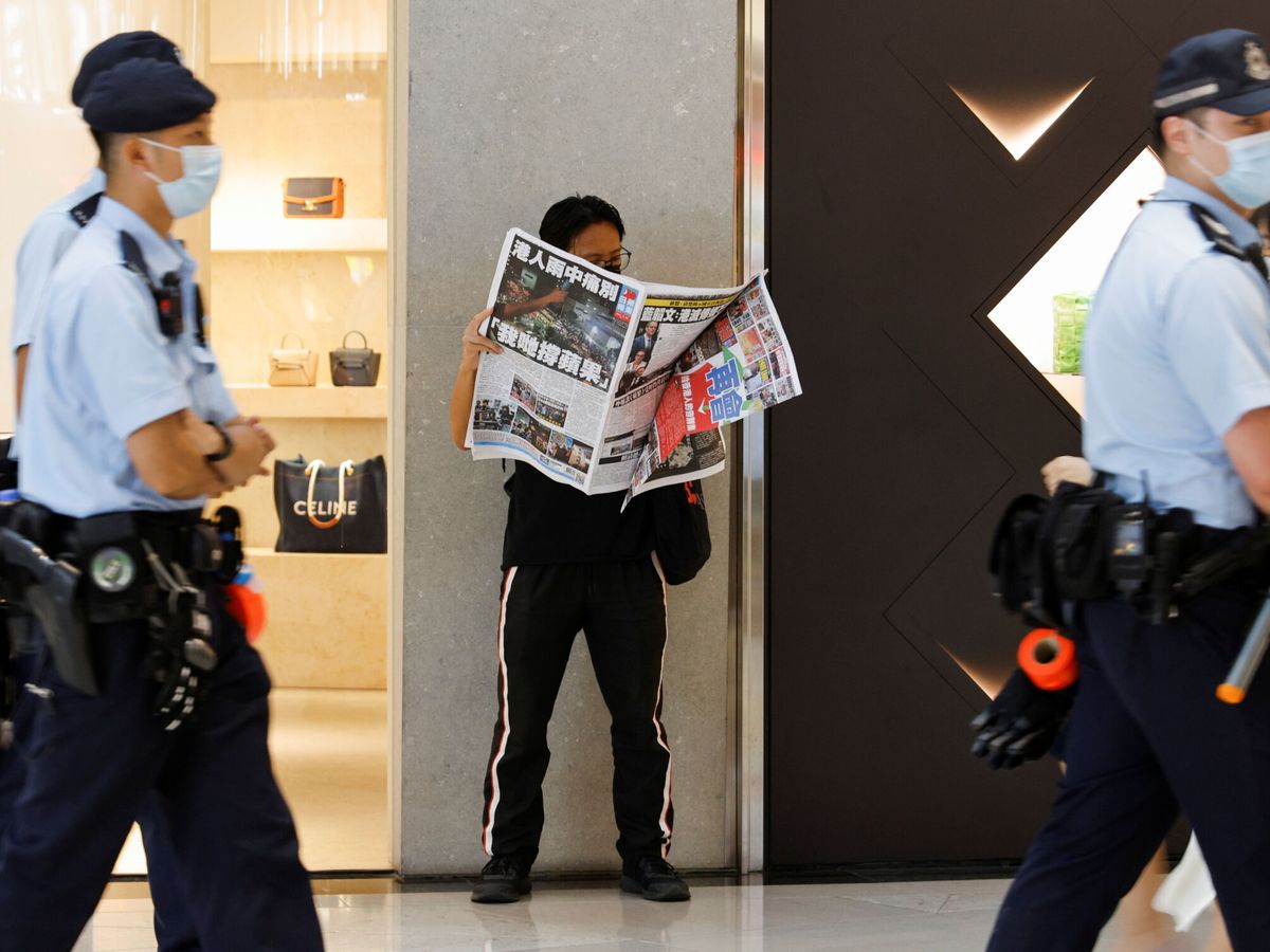 Foto: Un lector ojea la última edición del 'Apple Daily', el pasado día 24. (Reuters)