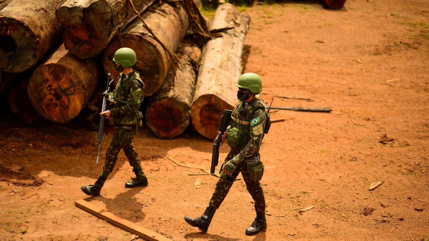 Militares brasileños intentando, sin éxito, frenar la deforestación del Amazonas. (Reuters)