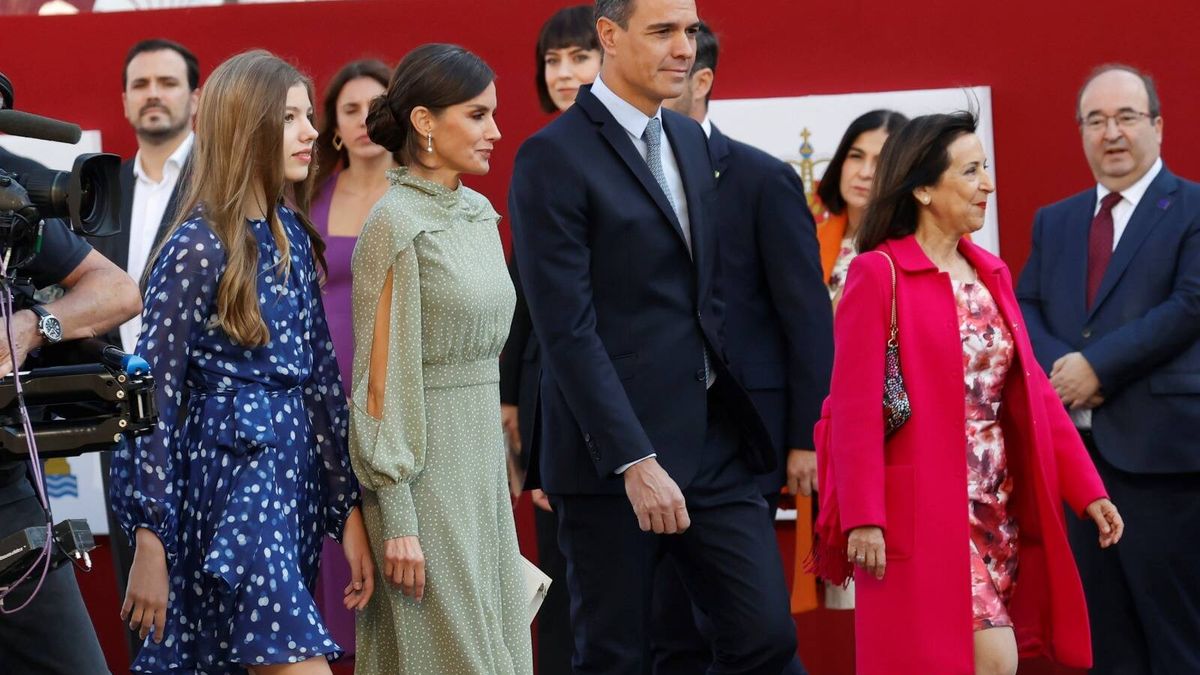 Vestido de lunares y perlas australianas: el lookazo de la reina Letizia en el Día de la Hispanidad