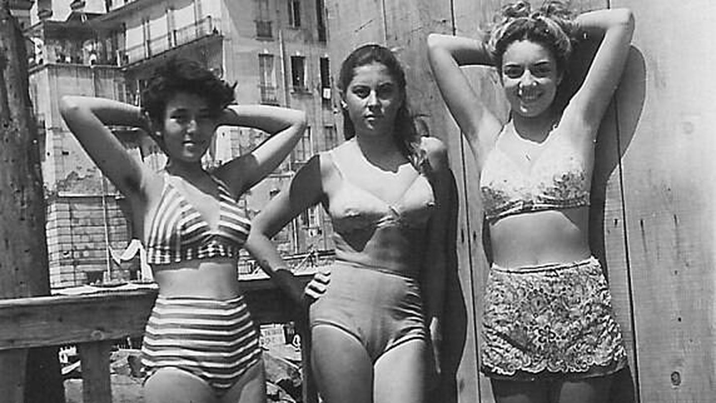 Tres chicas posan en la playa de Nápoles (Italia) en 1948 con trajes de baño abiertos. (Wikimedia)