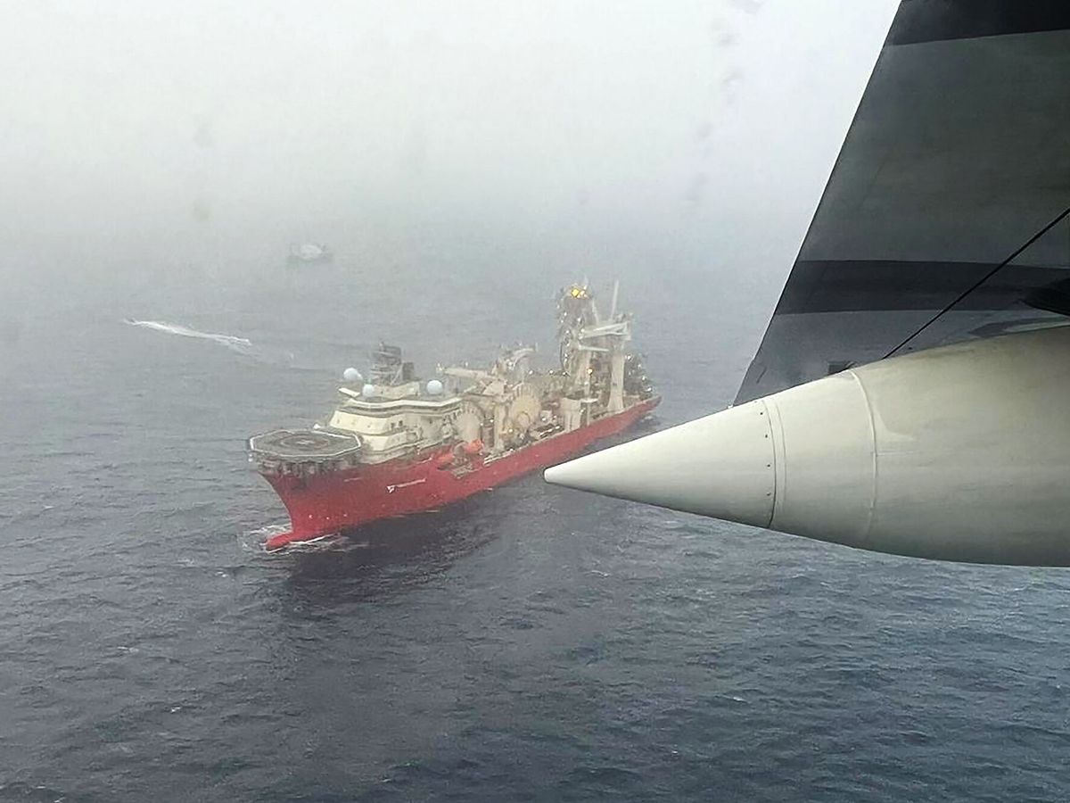 Foto: Foto difundida por la Guardia Costera de EEUU que muestra el buque de investigación bahameño Deep Energy. (EFE/EPA/Guardacostas de EEUU) 