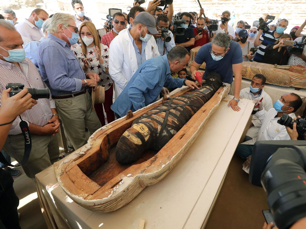Foto: Momento de la apertura del sarcófago por las autoridades egipcias. Foto: EFE EPA KHALED ELFIQI