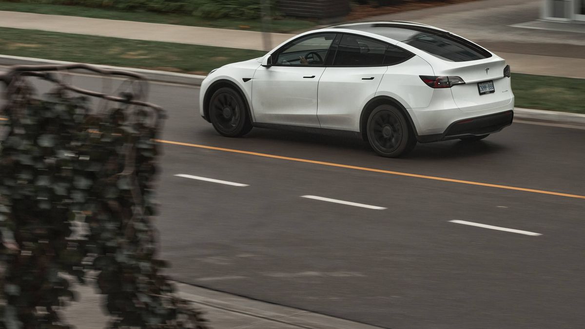 California prohíbe a Tesla comercializar sus coches como "totalmente autónomos"