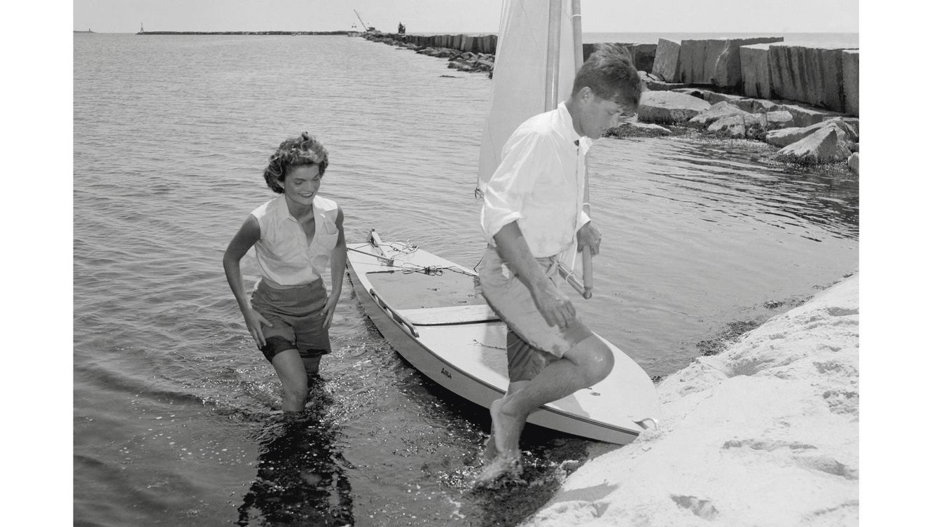 Foto: 27 de Junio de 1953: el senador John F. Kennedy con su esposa, Jacqueline Bouvier Kennedy. (Getty)