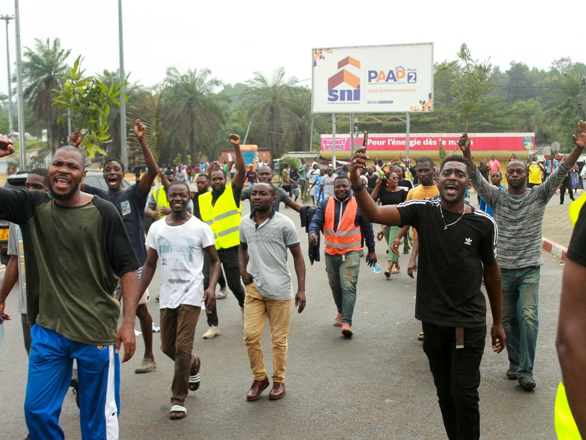 Foto: Personas en apoyo de los golpistas en Gabón. (Reuters/Scott Ngokila)