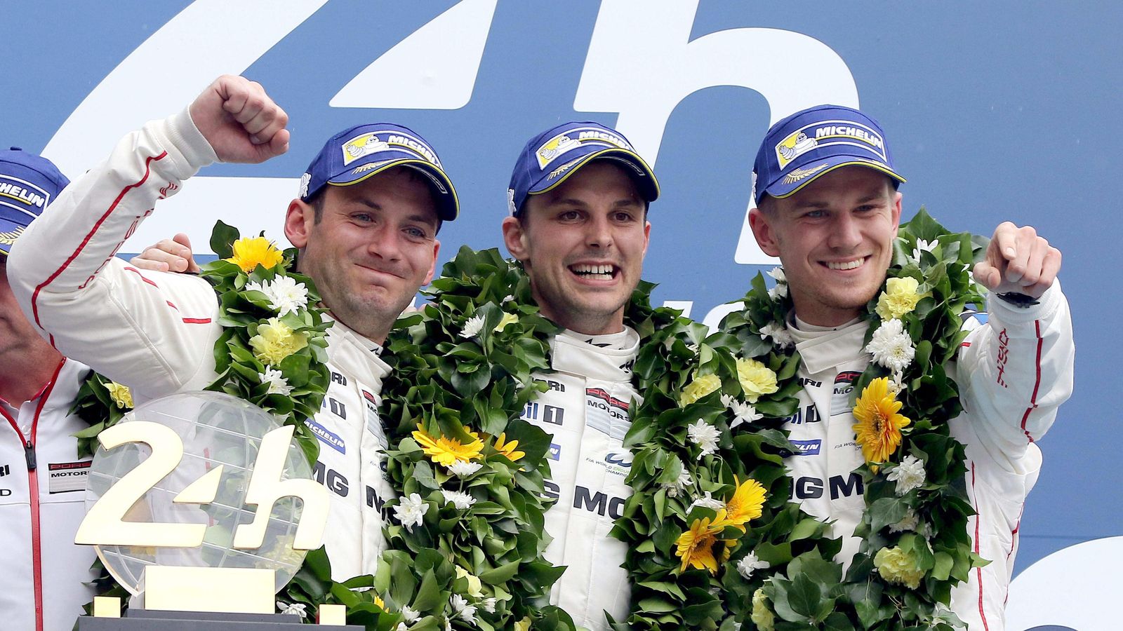 Foto: Los pilotos de Porsche en el podio de Le Mans (Efe).
