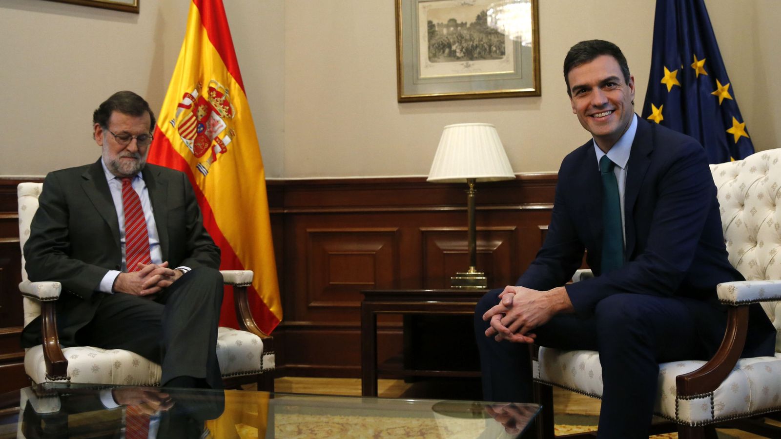 Foto: El presidente del Gobierno en funciones, Mariano Rajoy, y el líder socialista, Pedro Sánchez, durante una reunión en el Congreso. (EFE)