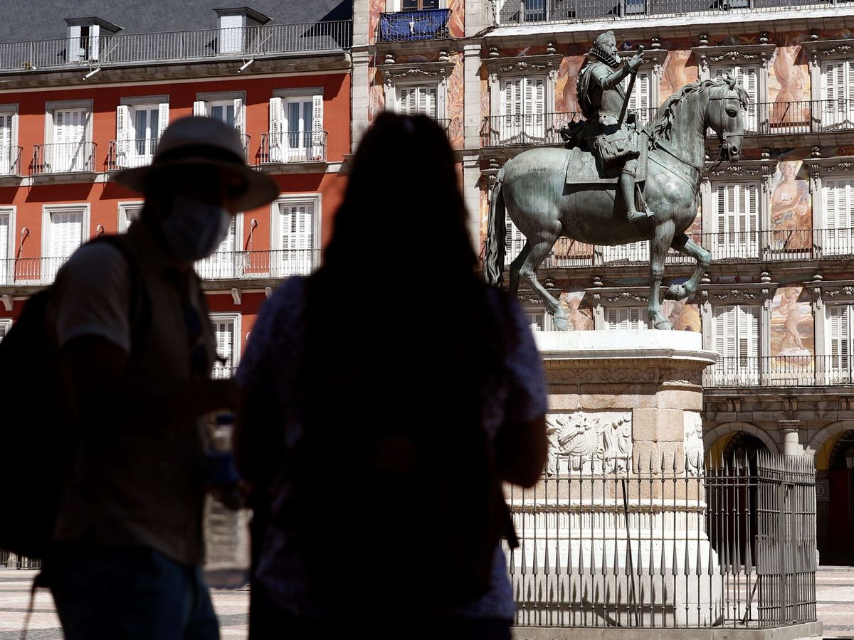 Foto: Unos turistas captan imágenes en la Plaza Mayor de Madrid. (EFE)