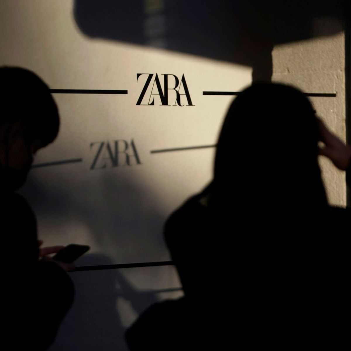 Zara comienza a cobrar por las devoluciones online en España - Libre Mercado