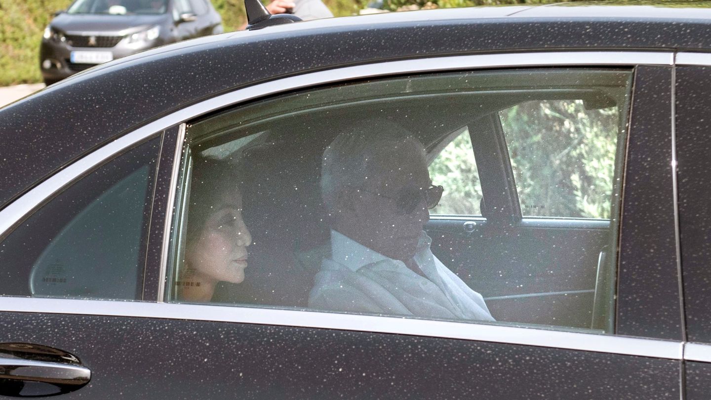 Vargas Llosa e Isabel Preysler, a su llegada a la finca privada donde se celebró la boda. (EFE) 