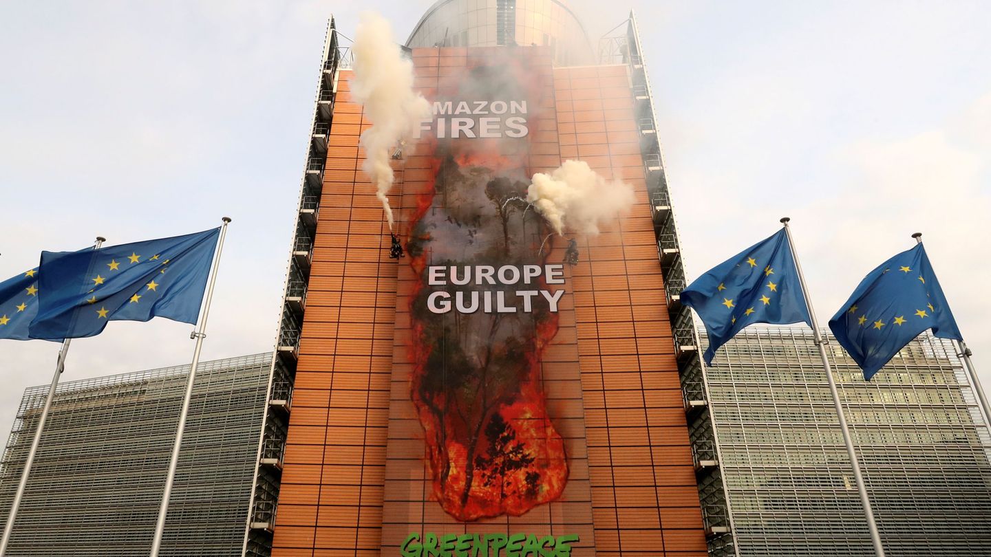 Protesta de Greenpeace por los incendios en el Amazonas sobre la fachada de la Comisión Europea. (EFE)