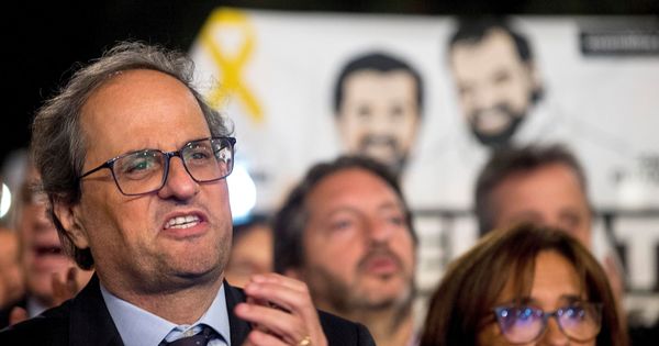 Foto: Homenaje en Barcelona a los presidentes de la ANC y Òmnium Cultural, Jordi Sànchez y Jordi Cuixart (hoy en prisión), con la presencia de Quim Torra. (EFE)