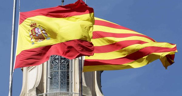 Foto: La banderas de España y de Cataluña ondean en el exterior del Parlamento catalán. (EFE)