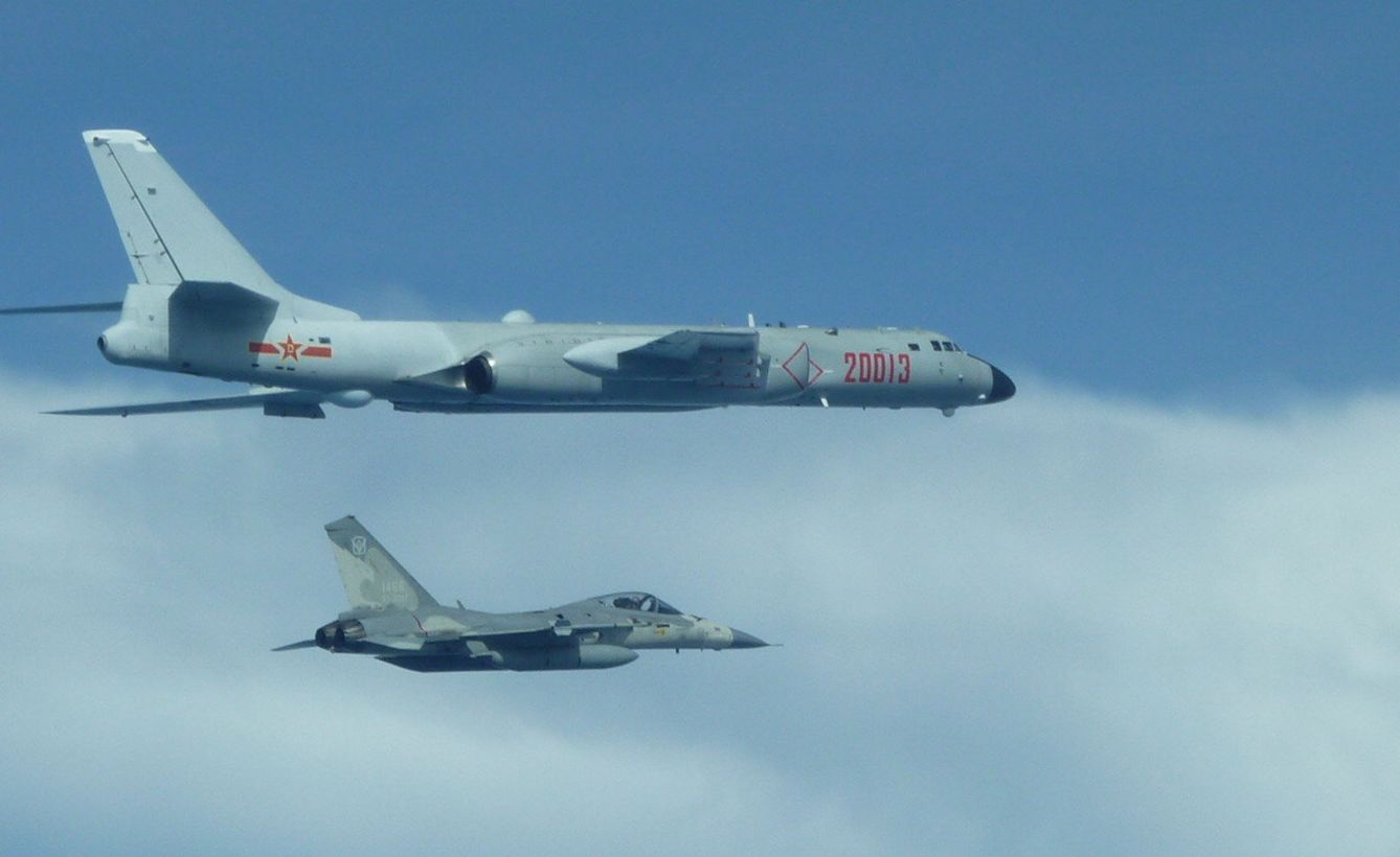 Un caza de defensa taiwanés, junto a un bombardero H-6 chino. (Reuters) 