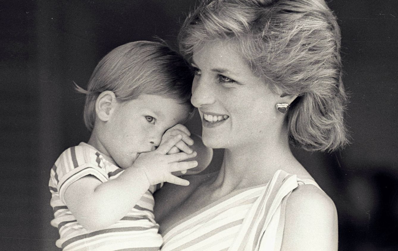 Diana con Harry en una imagen en blanco y negro durante un verano en Marivent. (Reuters/Hugh Peralta)