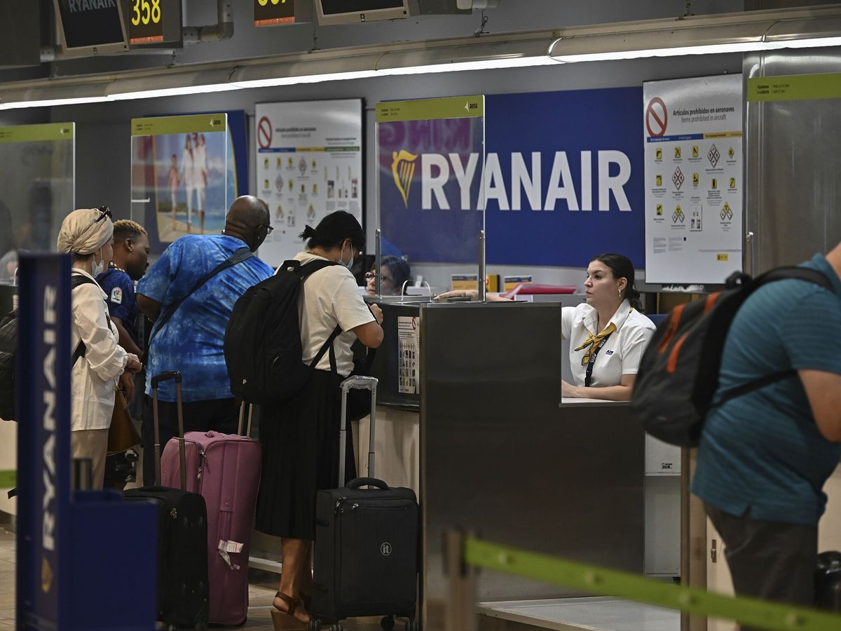 Foto: Tercera jornada de huelga de los tripulantes de cabina de pasajeros en Ryanair. (EFE/Fernando Villar)