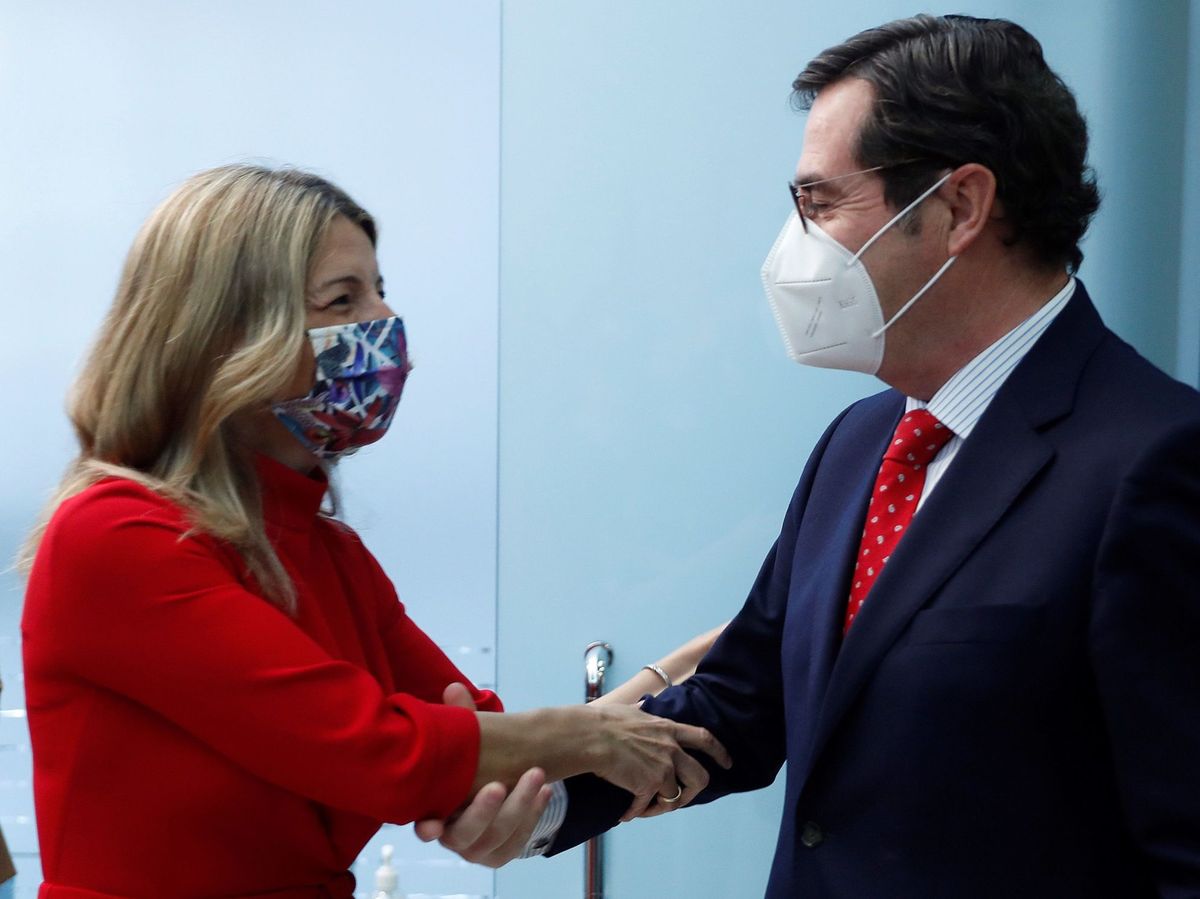Foto: La vicepresidenta y ministra de Trabajo y Economía Social, Yolanda Díaz (i), saluda al presidente de la CEOE, Antonio Garamendi. (EFE)