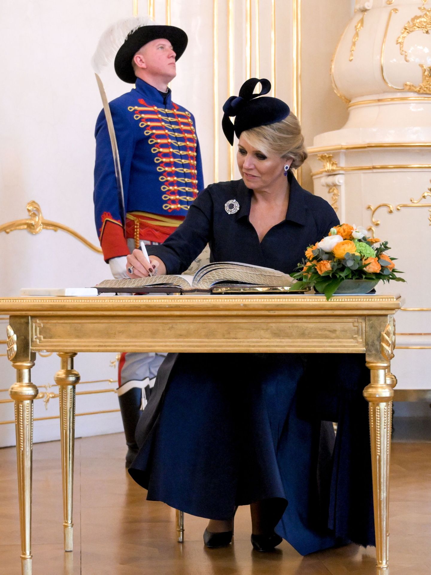La reina Máxima firmando en el libro de invitados del palacio presidencial de Bratislava. (EFE/Christian Bruna)