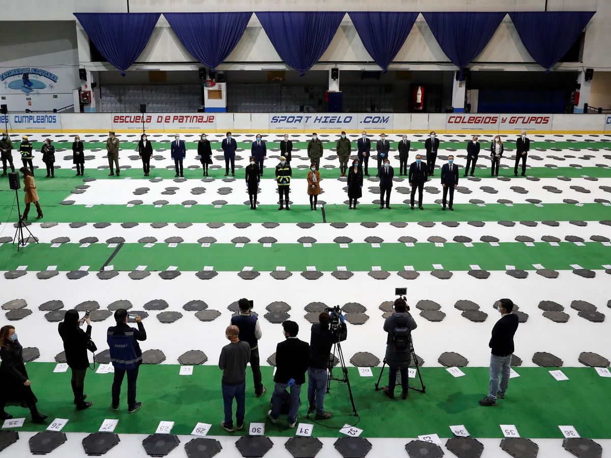 Foto: Vista del suelo verde y los pasillos divididos por letras y números para organizar la morgue del Palacio de Hielo durante el acto oficial de su clausura (EFE)