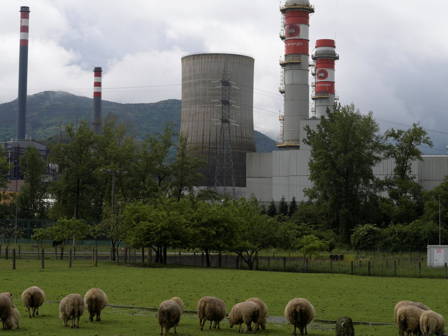 Vista de una planta de EDP en Asturias. La firma lusa es dueña de la antigua Hidrocantábrico. (Reuters)
