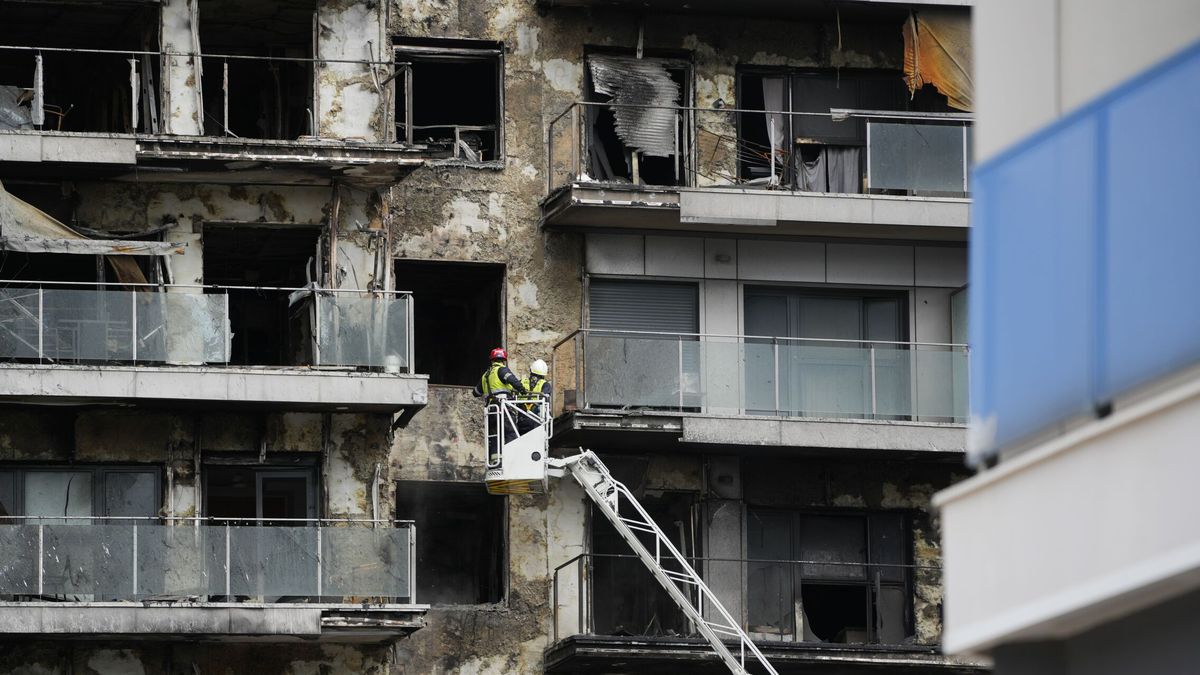 El Gobierno declara zona catastrófica el edificio incendiado en Valencia y otorga medallas