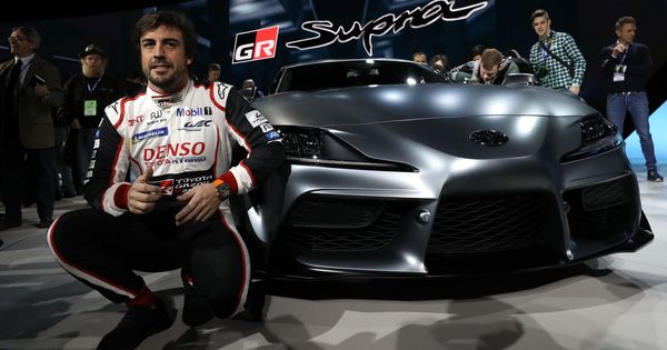 Foto: Fernando Alonso junto al Toyota GR Supra. (Reuters)