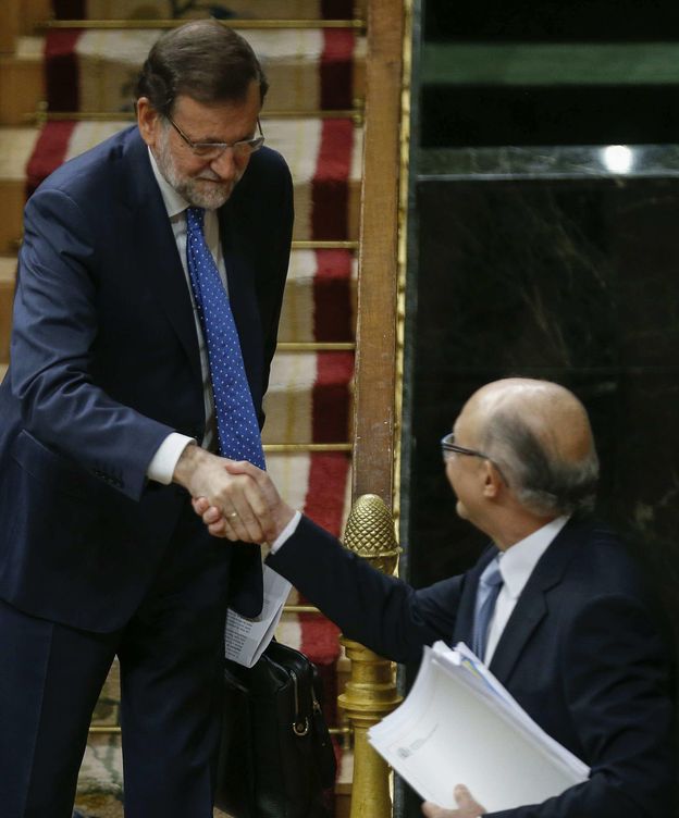 Foto: Saludo entre Mariano Rajoy y Cristóbal Montoro. (EFE)