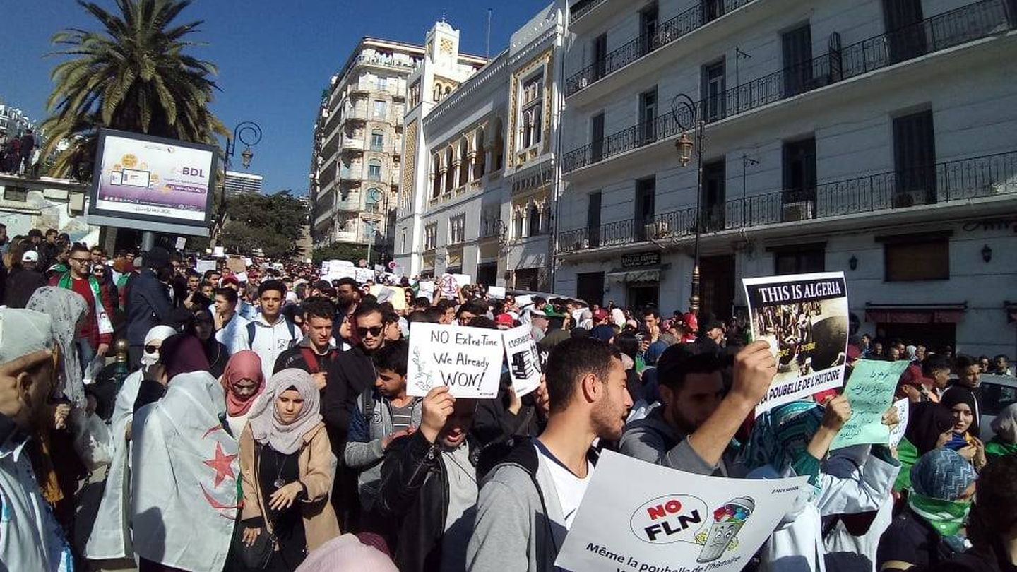 Protestas en Argel contra la transición controlada que propone Bouteflika. (TAS)