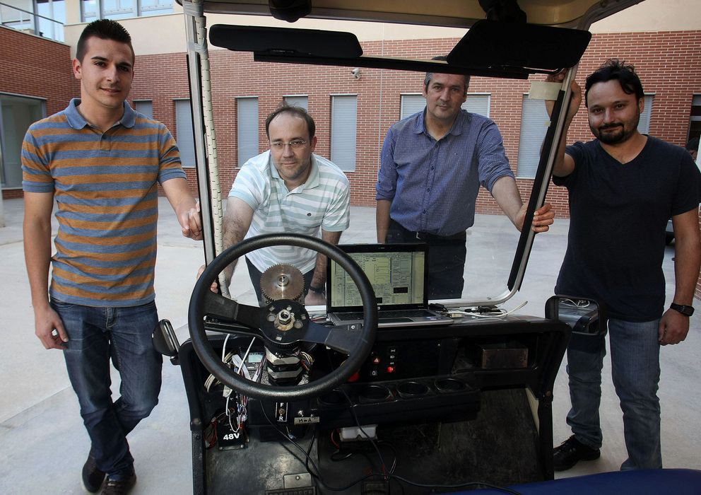 Foto: Los creadores del 'gadget' en la Universidad de Alicante (Efe)
