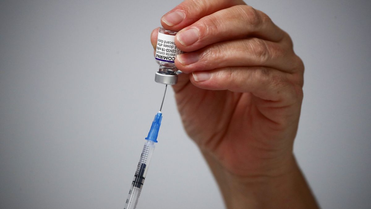 El ECDC advierte de que la vacuna por sí sola no frena a ómicron y pide medidas drásticas