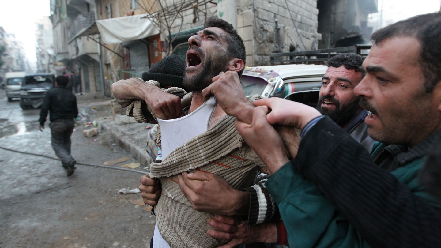 Un padre tras perder a dos de sus hijos a manos de las fuerzas de Al Asad en Alepo (Reuters).