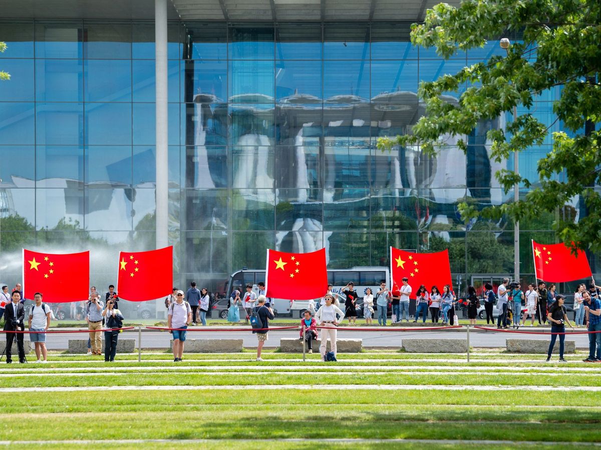 Foto: Banderas de China desplegadas. (EFE/Jens Schuleter)