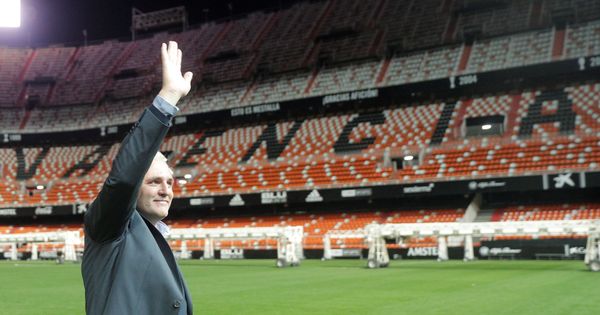 Foto: Santiago Cañizares saluda a los aficionados en el estadio valencianista. (Efe)