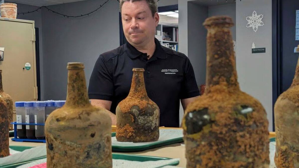Descubren botellas con cerezas perfectamente conservadas en casa de George Washington