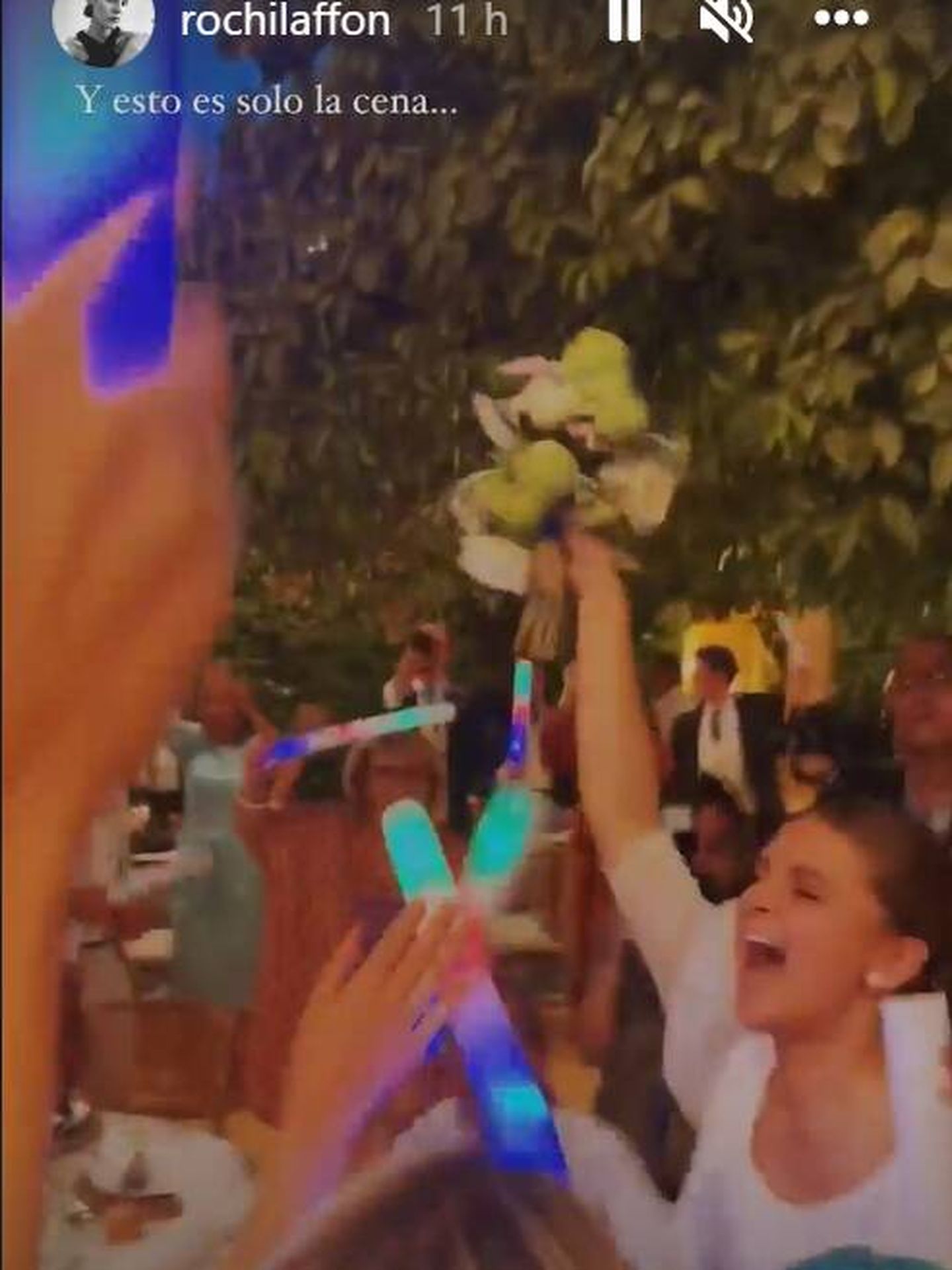 La novia, rodeada de sus invitados, bailando en la fiesta. (IG)