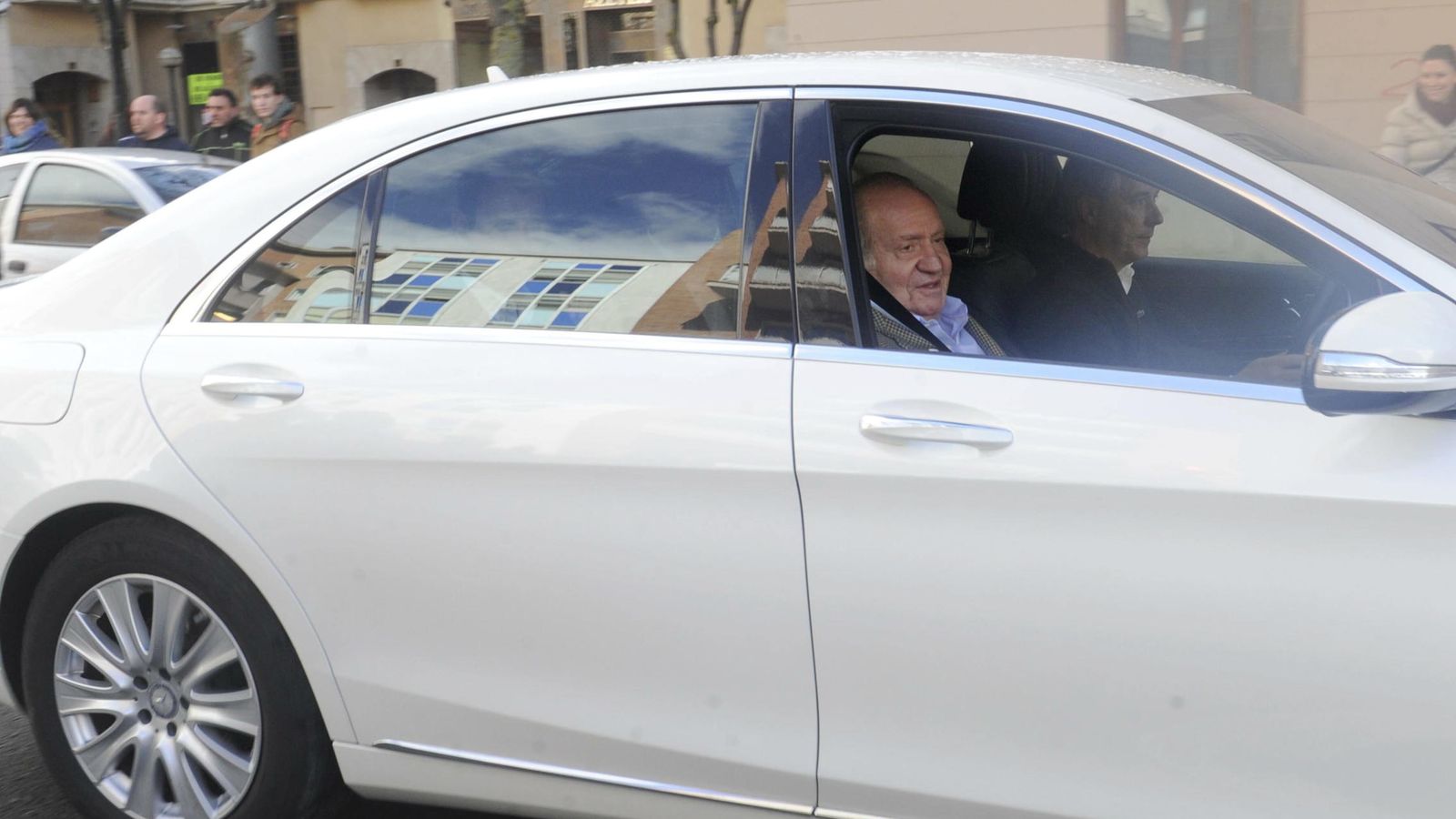 Foto: El Rey Juan Carlos tras su revisión médica (EFE)