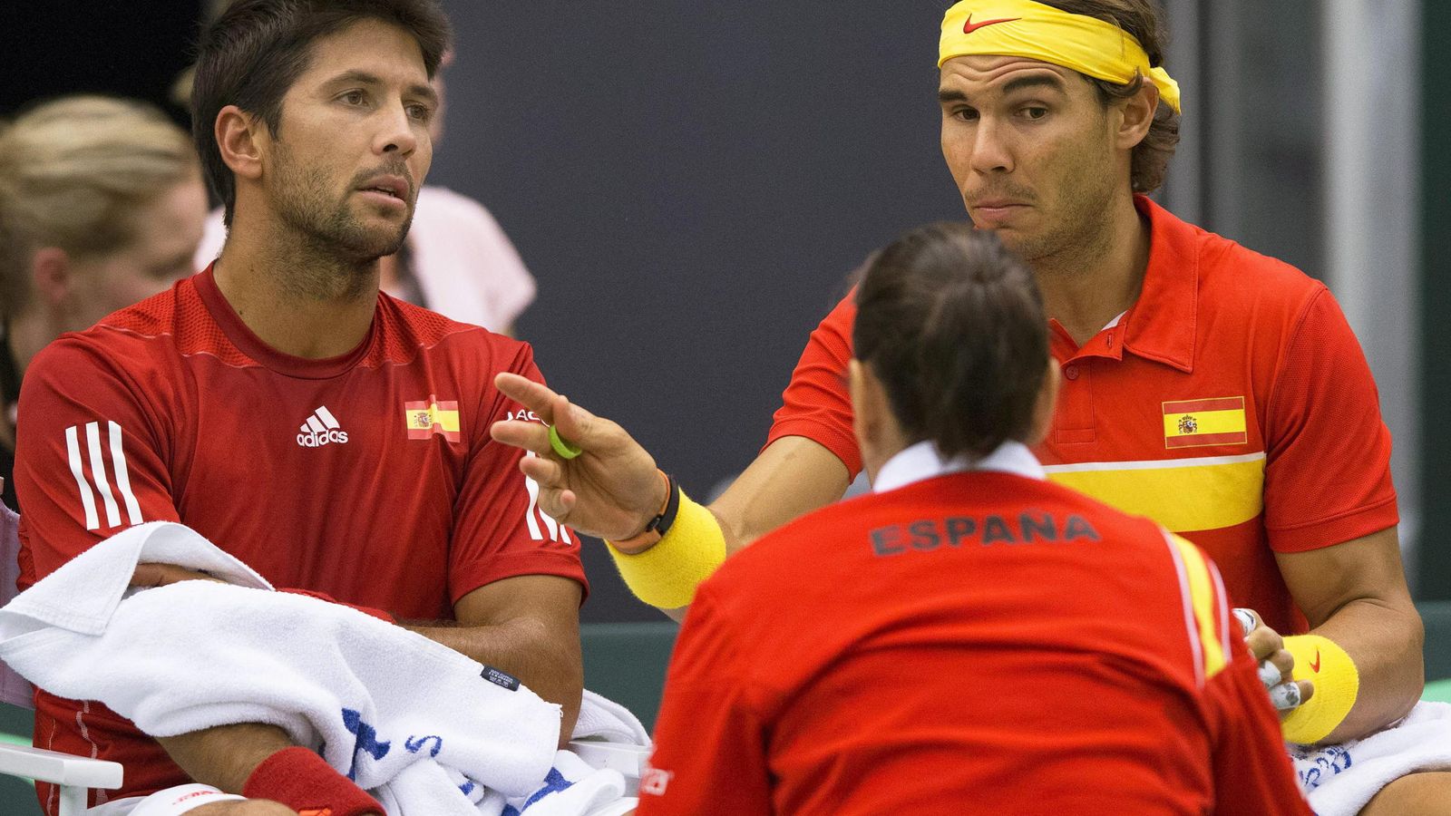 Foto: Conchita Martínez da indicaciones a Nadal y Verdasco en la eliminatoria de Davis (Reuters).