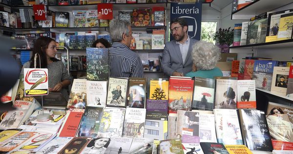 Foto: Màxim Huerta, ministro de Cultura, el pasado 9 de junio durante su visita a la Feria del Libro de Madrid. (EFE)