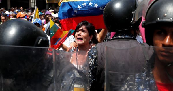 Foto: Una manifestante opositora se enfrenta a la policía en Caracas, este sábado. (Reuters)