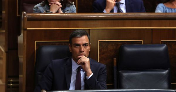 Foto: El presidente del Gobierno en funciones, Pedro Sánchez, asiste a la comparecencia de la vicepresidenta en funciones, Carmen Calvo. (EFE)