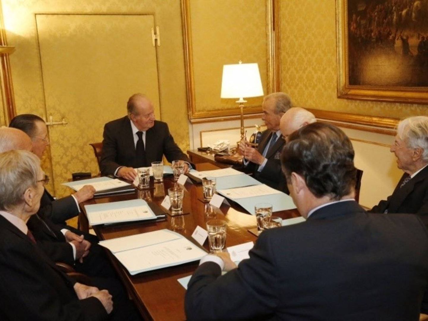 Don Juan Carlos durante su última reunión con el Patronato de Fondena en 2015. (Casa Real)