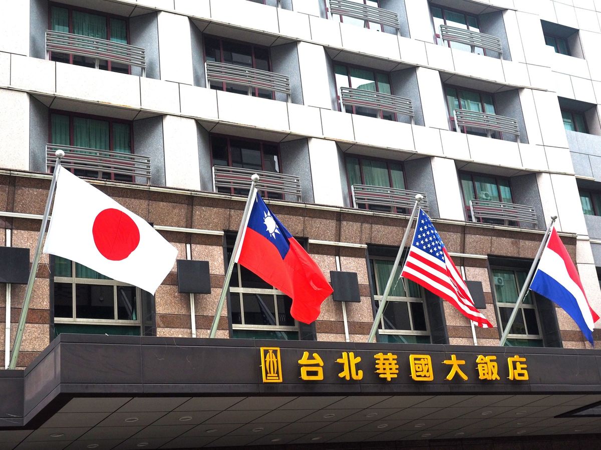 Foto: Bandera japonesa junto a las banderas taiwanesa y estadounidense, grandes rivales geopolíticos de China. (EFE/David Chang)