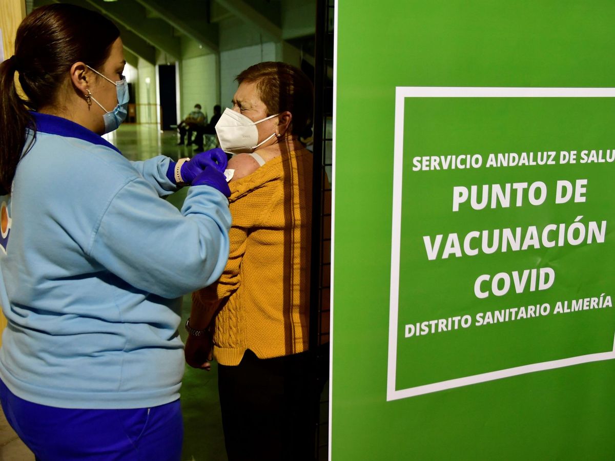 Foto: Una mujer recibe la vacuna contra el covid en Almería. (EFE)